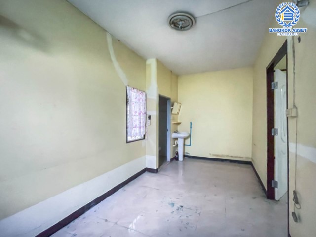 *****ทาวน์เฮ้าส์มือสองย่านนนทบุรี ม.ลุมพินี บางบัวทอง หลังมุม! เนื้อที่เยอะถึง 33.5 ตร.ว. ฟังก์ชัน 2 ห้องนอน 2 ห้องน้ำ 1 ที่จอดรถ แถมฟรี! 1 เครื่องปรับอากาศ บนทำเลเดินทางสะดวก เพียง 7 นาทีก็ถึงรถไฟฟ้าสายสีม่วง "สถานีคลองบางไผ่" ใกล้เซ็นทรัลเวสต์เกต ทางด่วน "ศรีรัช"